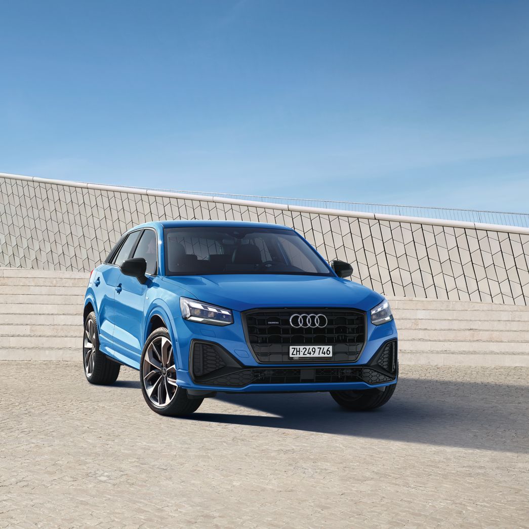 Audi Q2 en bleu vue avant / latérale