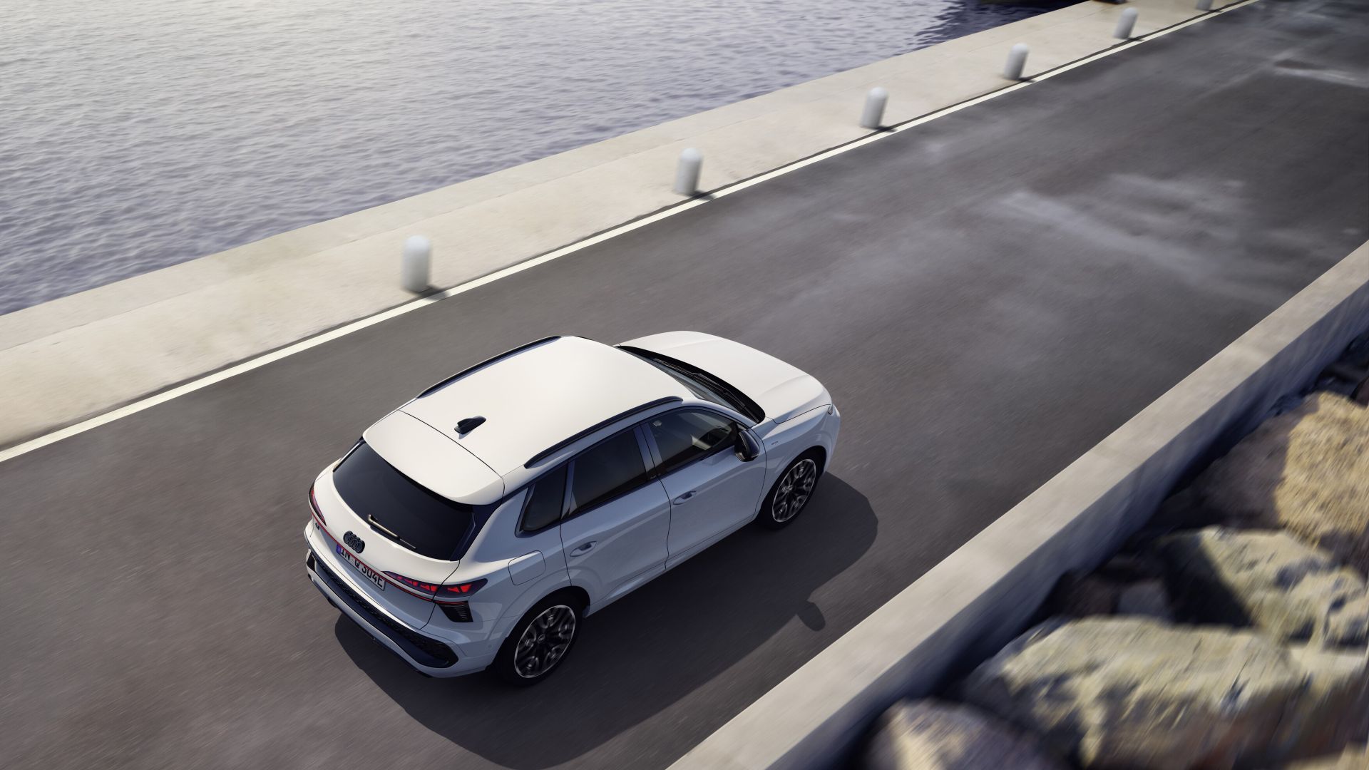 Audi Q3 e-hybrid blanc vue d'en haut sur une rue à la mer