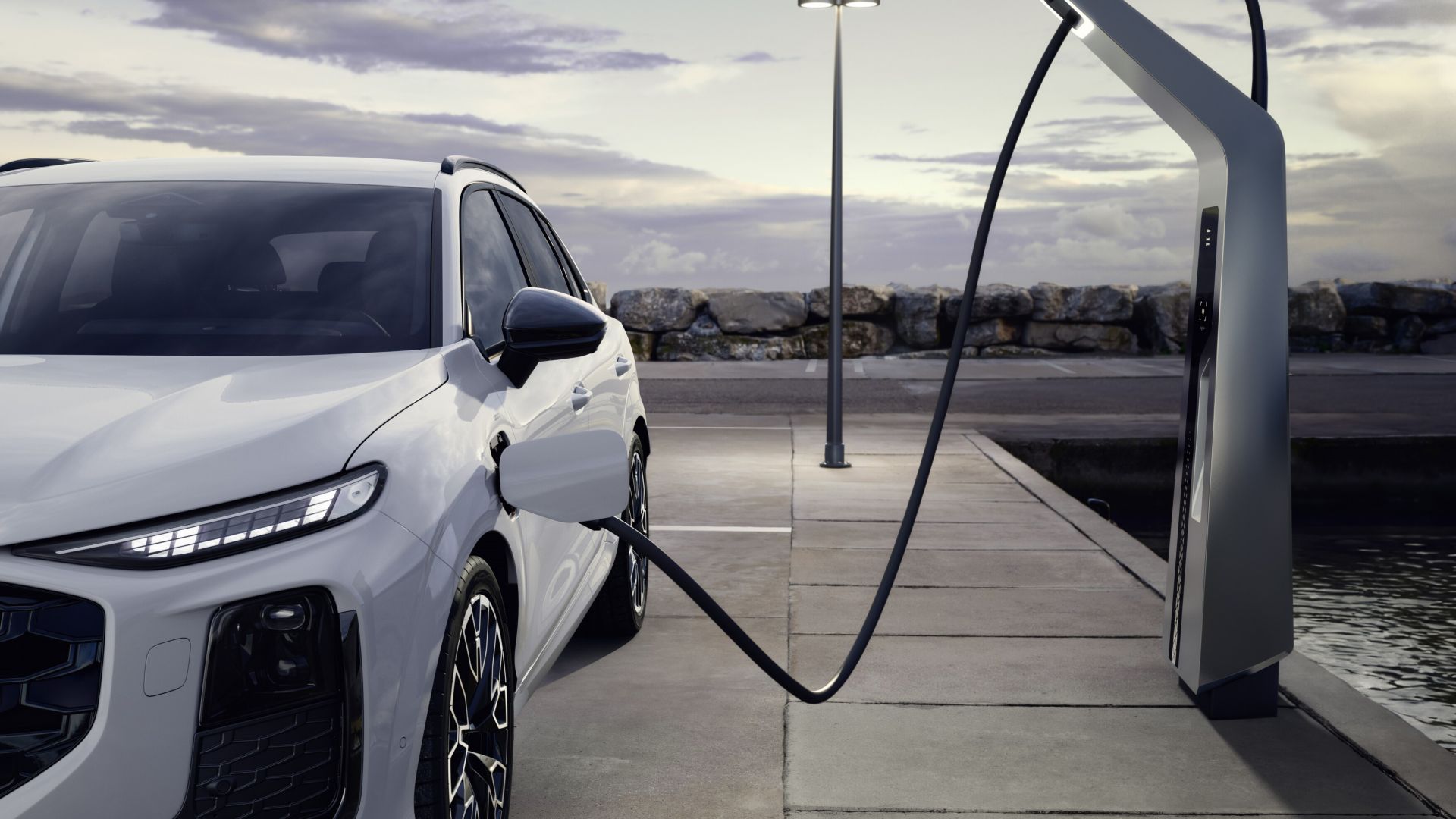 Audi Q3 e-hybrid blanc branché à une station de recharge