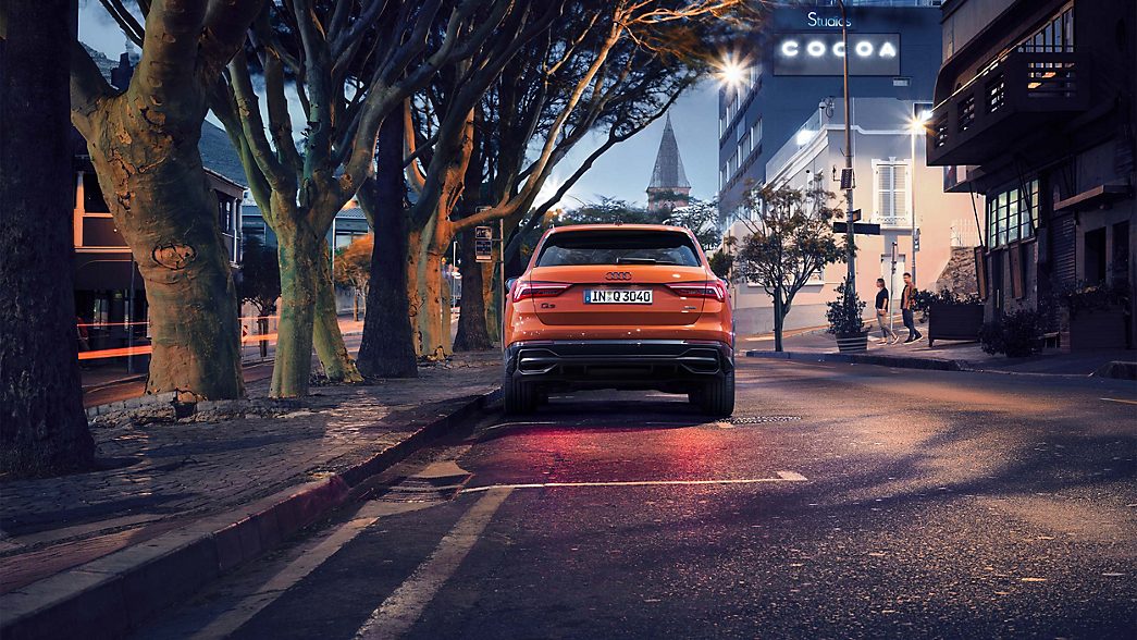 Audi Q3 orange arrière