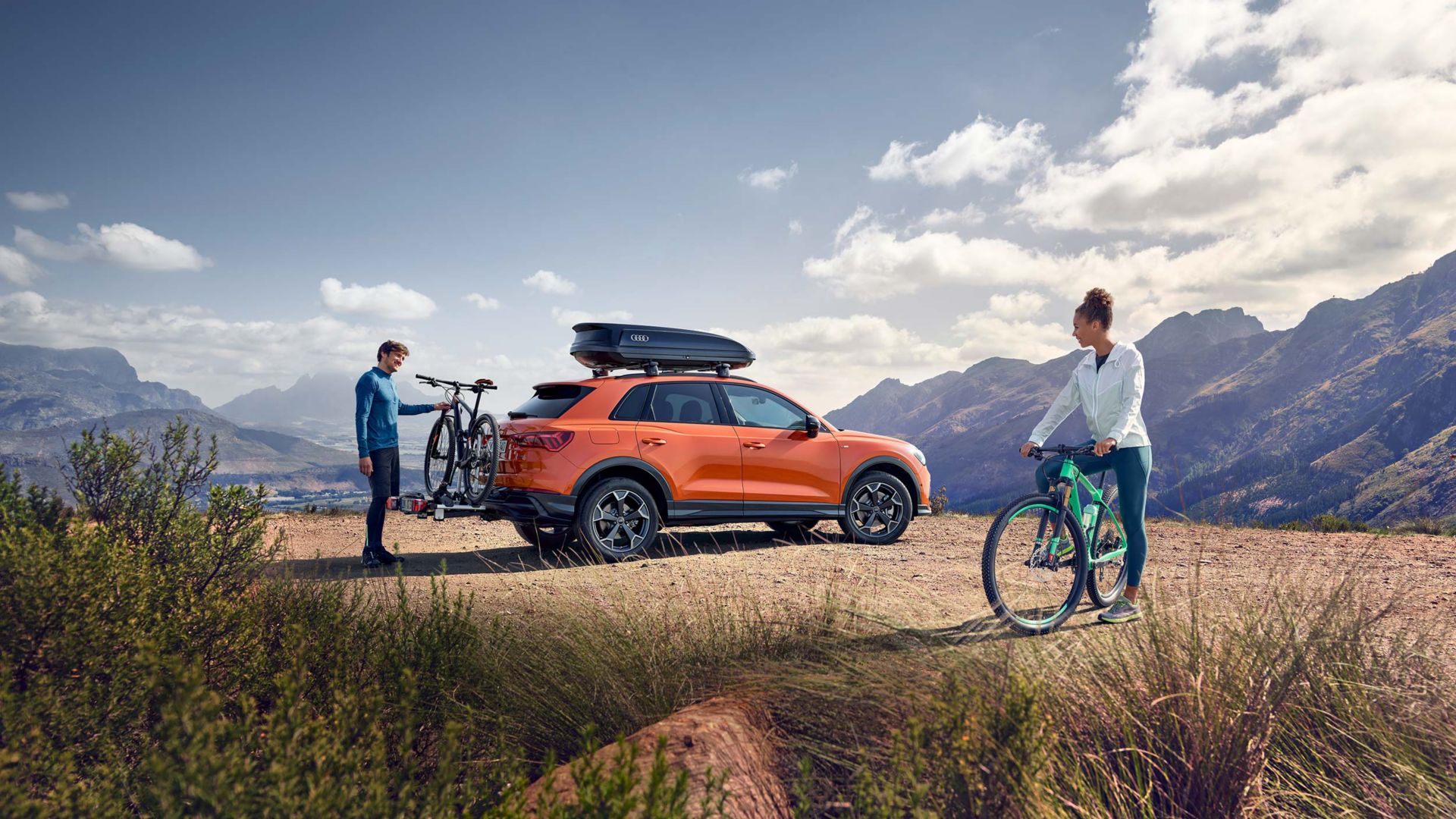 Audi Q2 avec porte-vélos arrière et coffre de toit