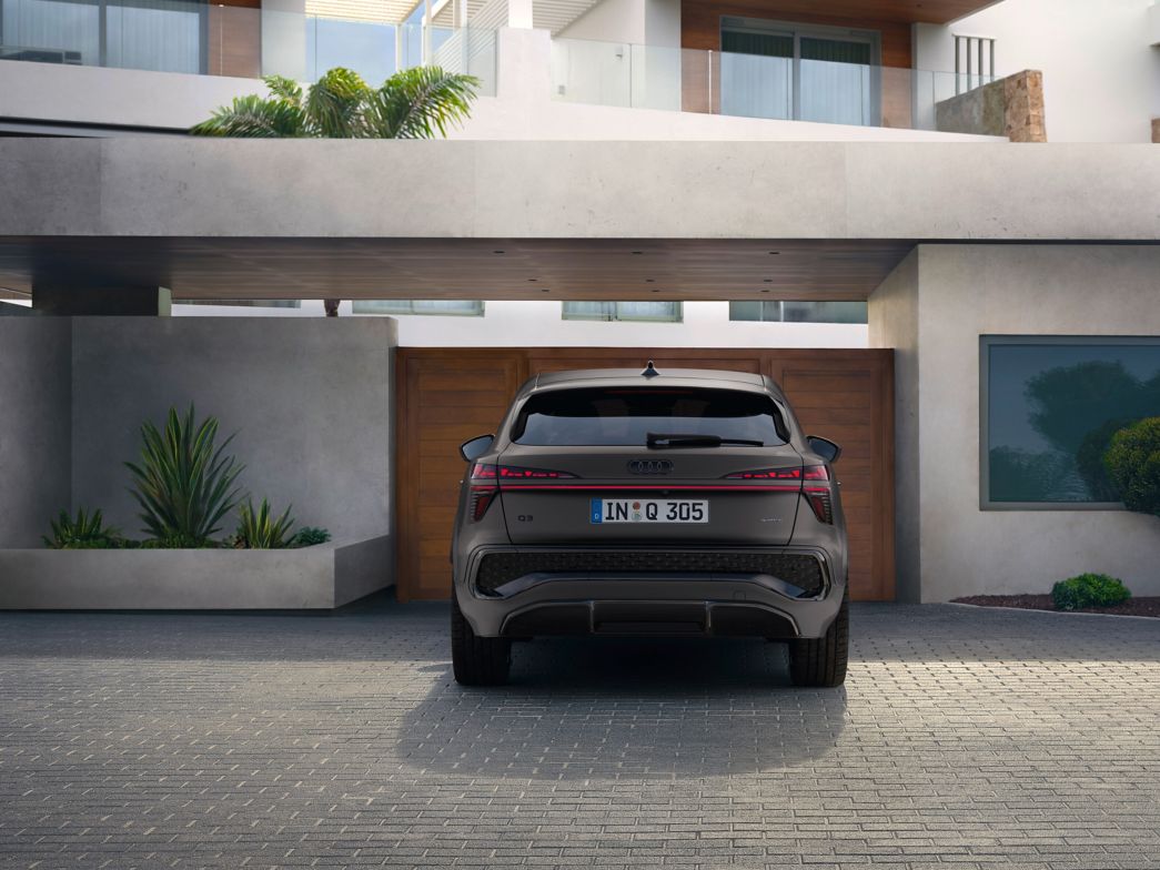 Audi Q3 Sportback grise vue arrière devant une maison