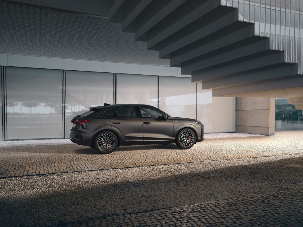 Audi Q3 Sportback grise vue latérale