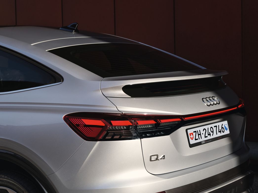 Audi Q4 e-tron Cockpit Seitenansicht mit Frau