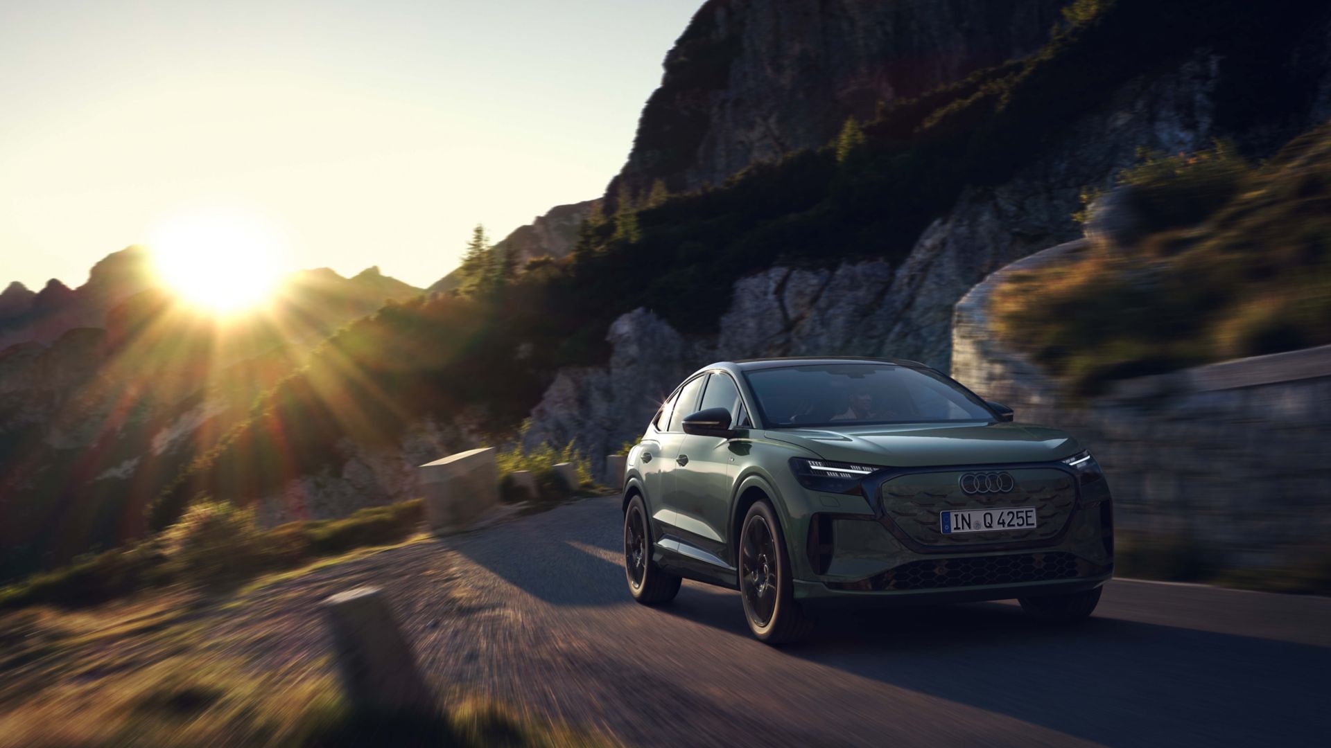 Grüner Audi Q4 Sportback e-tron Front und Seite auf Strasse