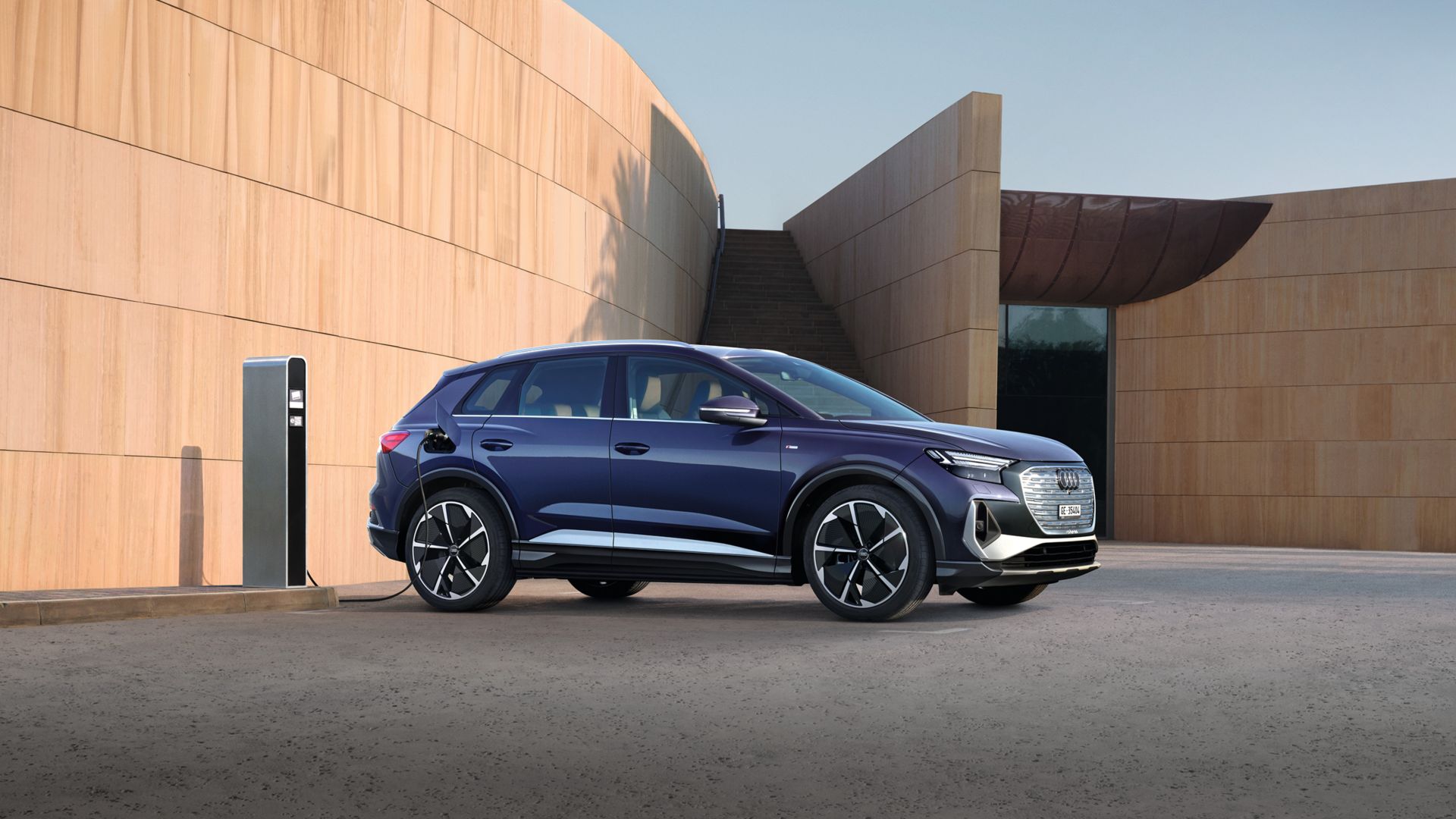 Audi Q4 e-tron bleu vue latérale