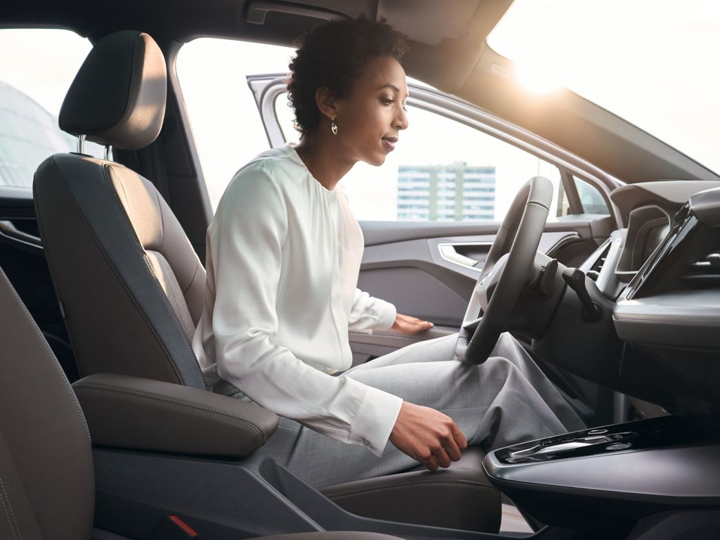 Femme au volant d'un Audi Q4 e-tron