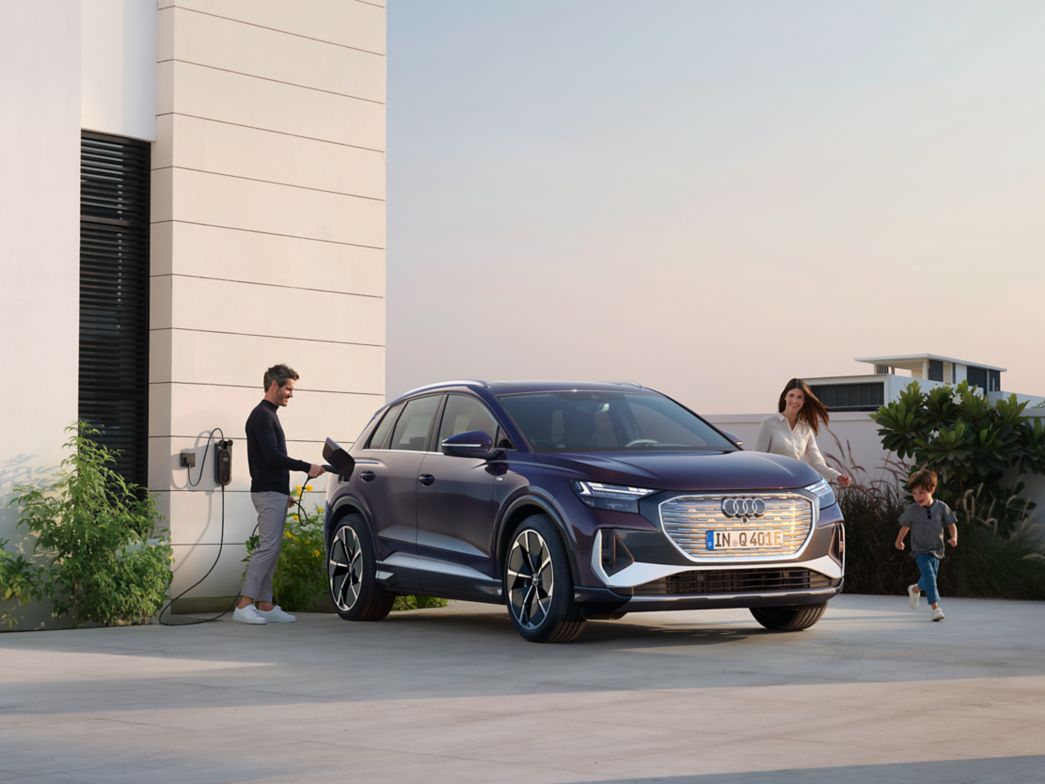 Mann lädt Audi e-tron Q4