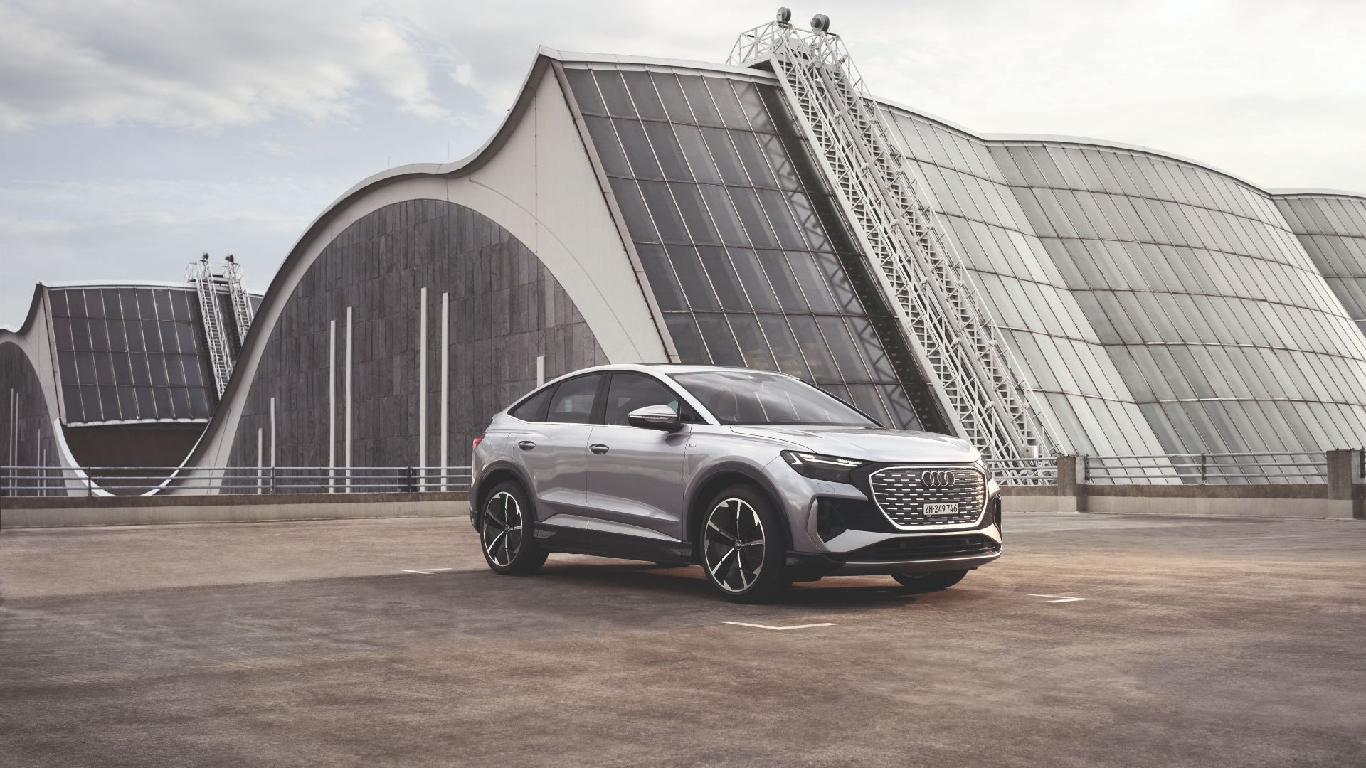 Audi Q4 Sportback e-tron argenté vue latérale sur un parking