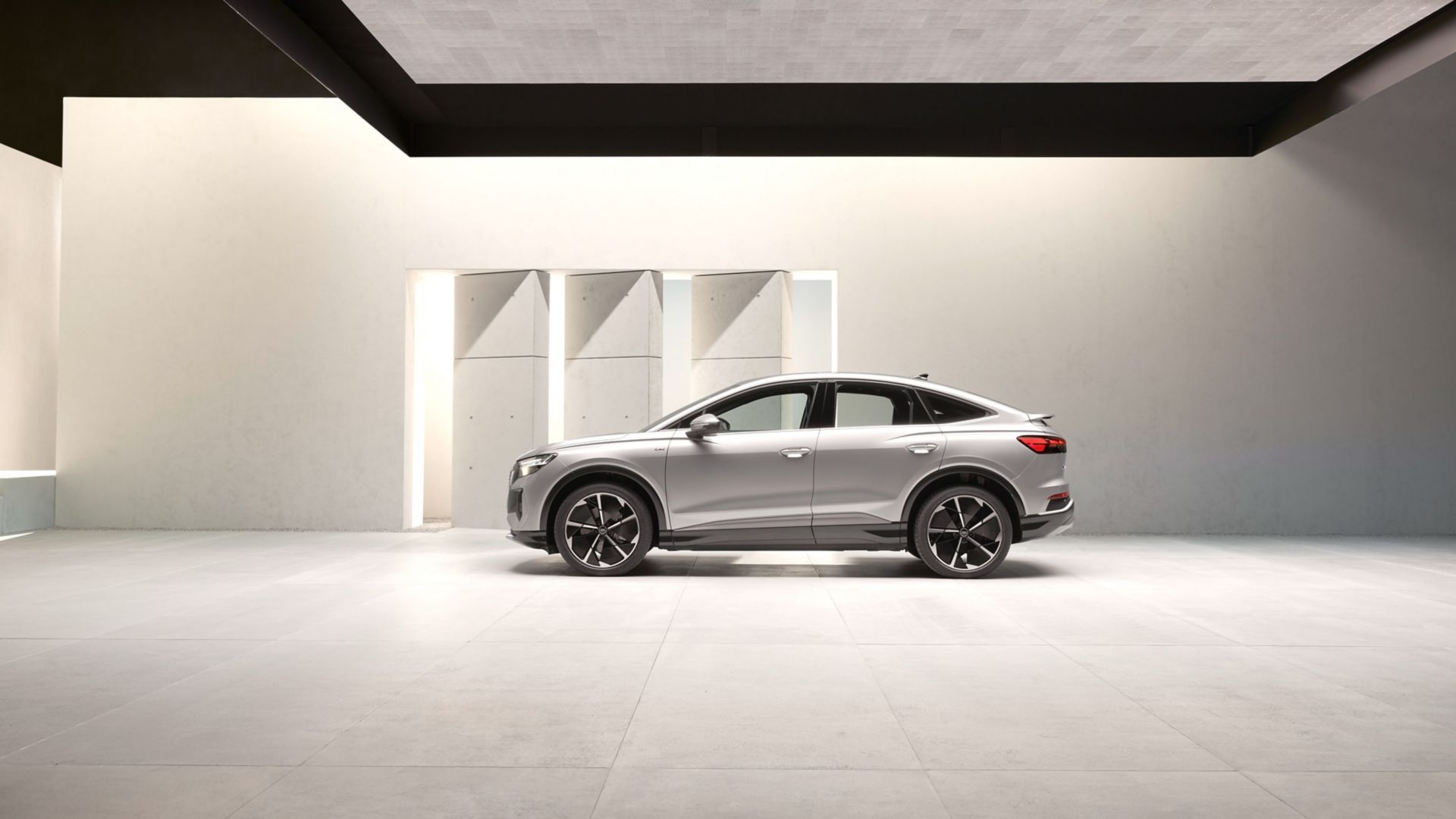 Audi Q4 Sportback e-tron argenté vue latérale