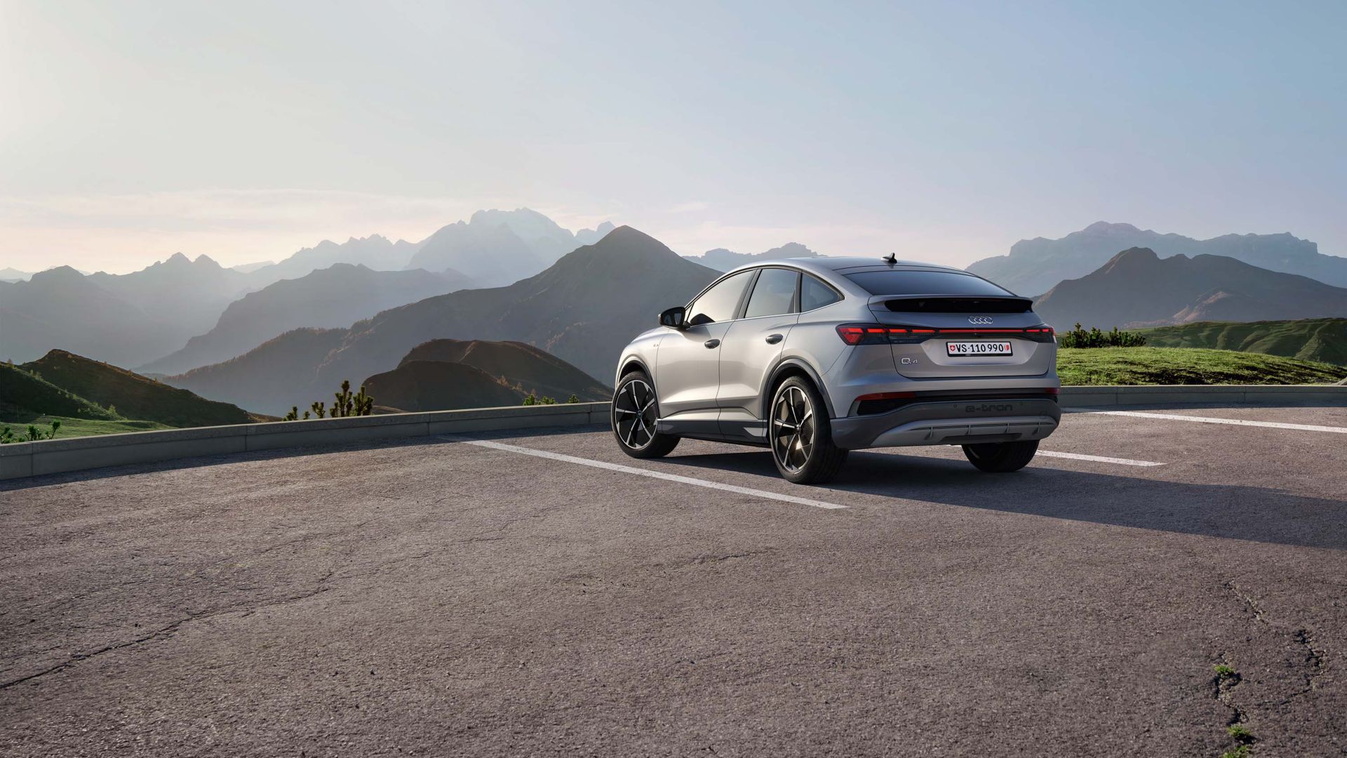 Audi Q4 Sportback e-tron vue latérale et arrière avec montagnes