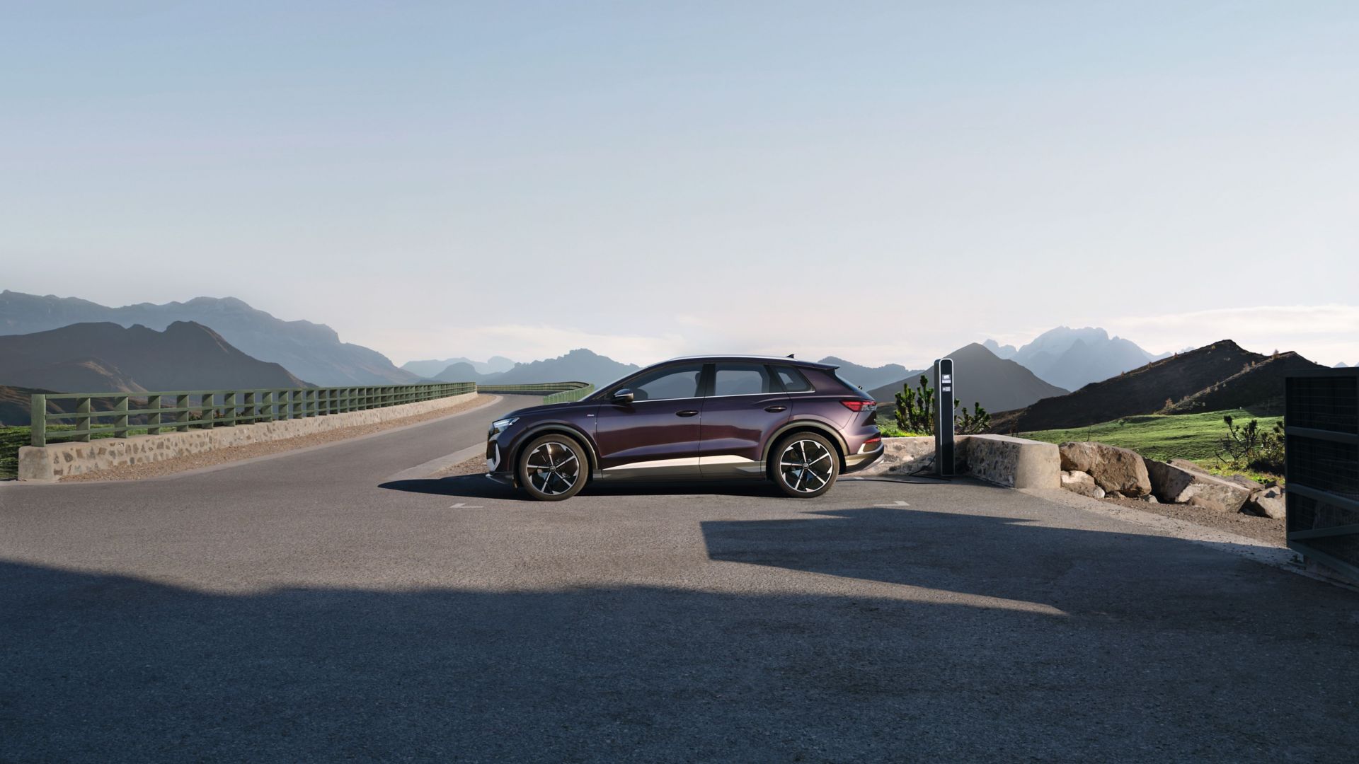 Audi Q4 e-tron vue latérale sur un parking dans la montagne