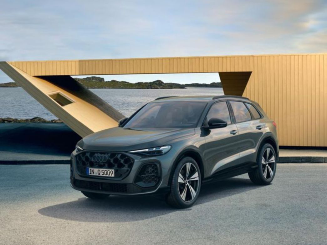 Audi Q5 front view and side