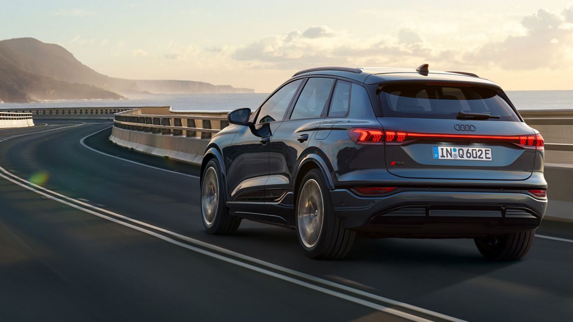 Audi Q6 e-tron vista posteriore su una strada costiera