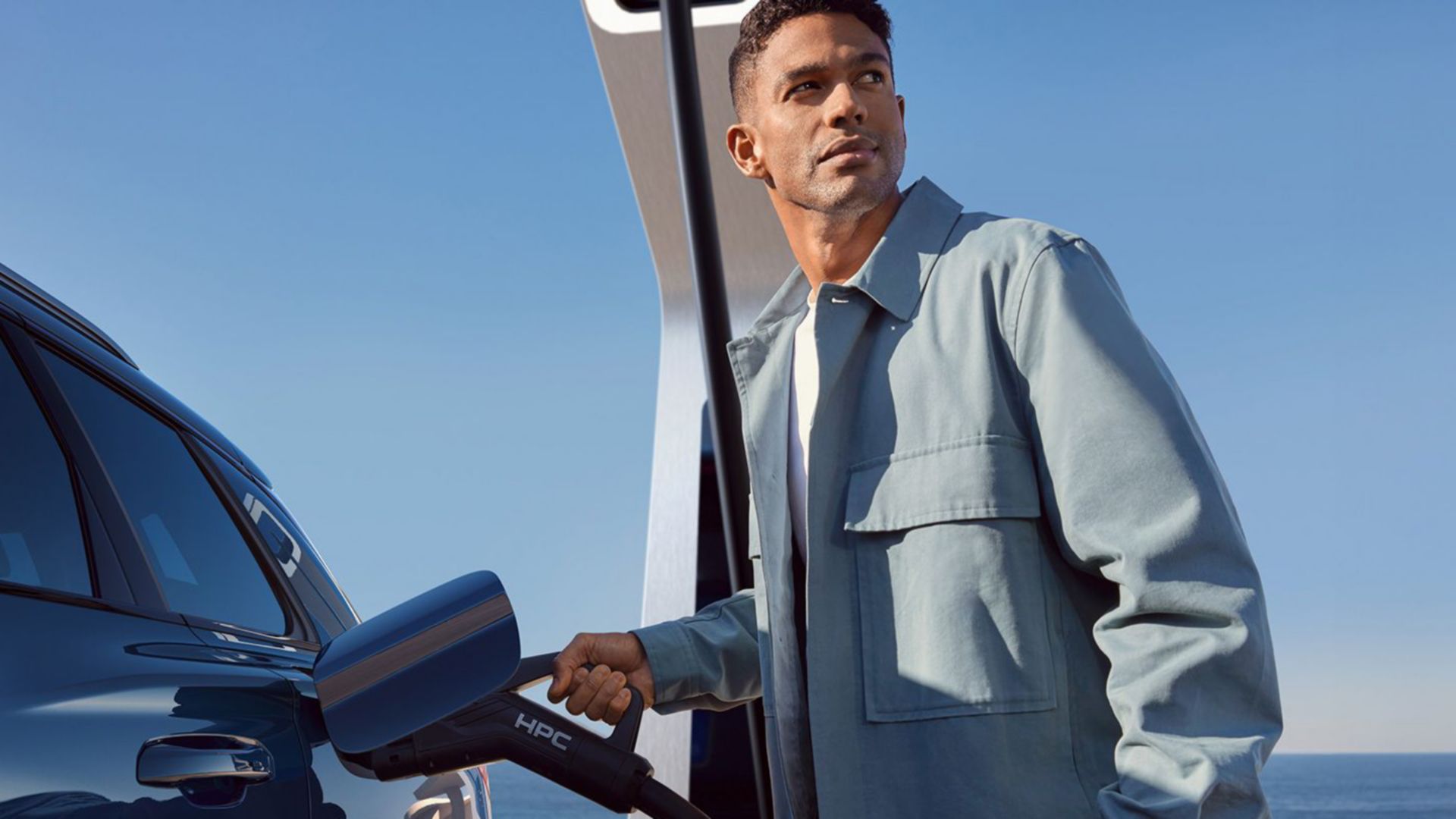 Uomo ricarica l'Audi Q6 e-tron