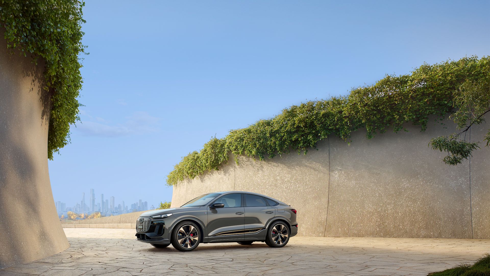 Audi Q6 grigio vista laterale