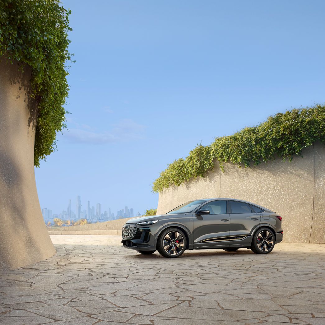 Audi Q6 e-tron gris vue latérale