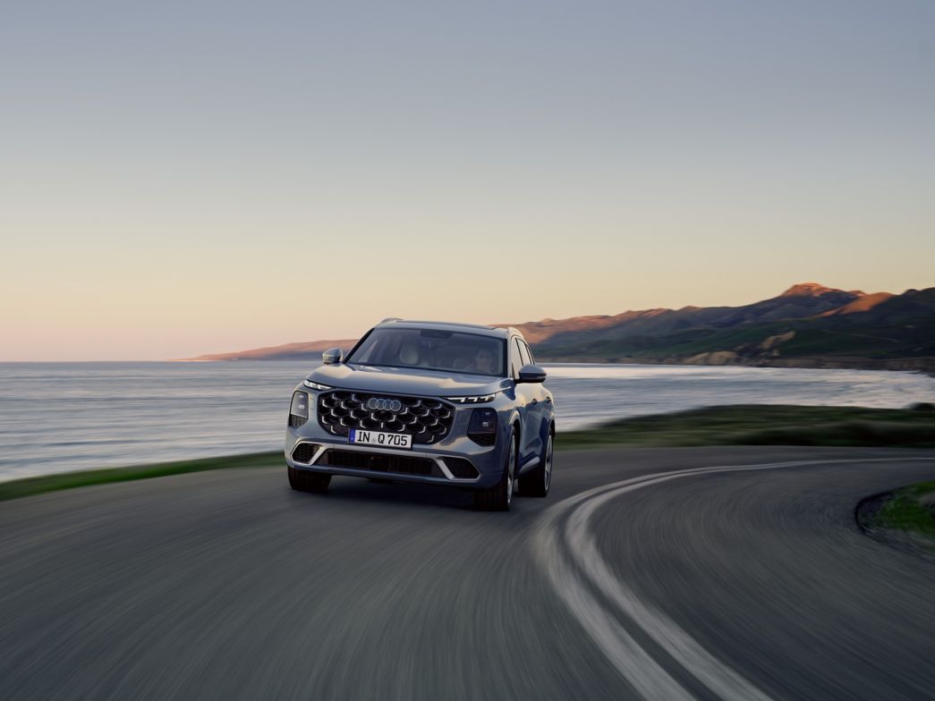 Blauer Audi Q7 Frontansicht vor einem Haus