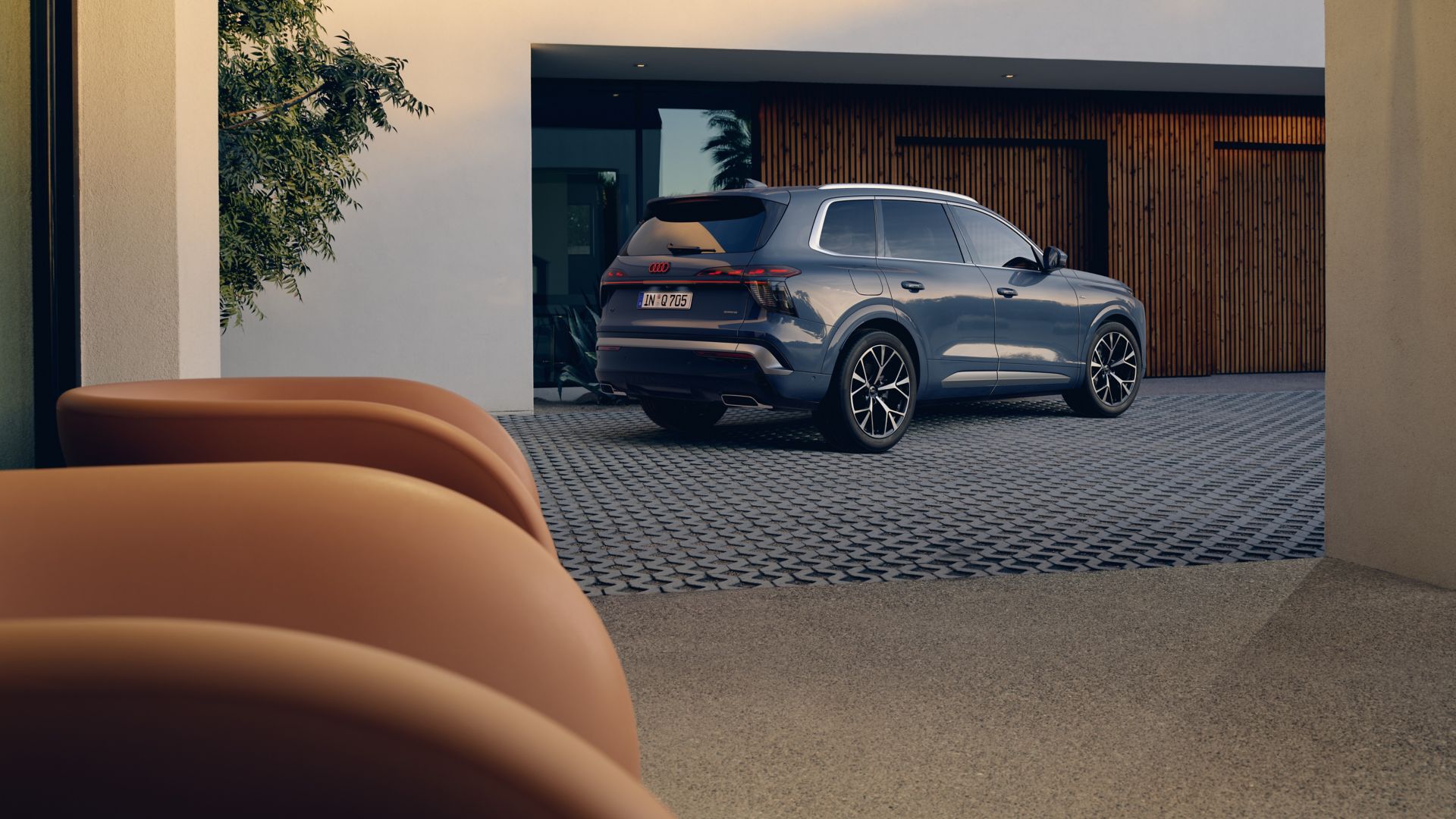 Audi Q7 vue latérale devant une maison