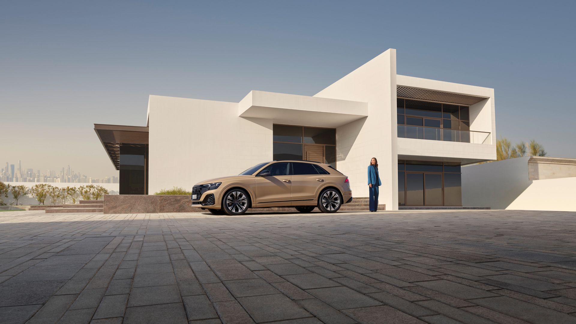 Audi Q8 seitliche Ansicht vor einem Haus