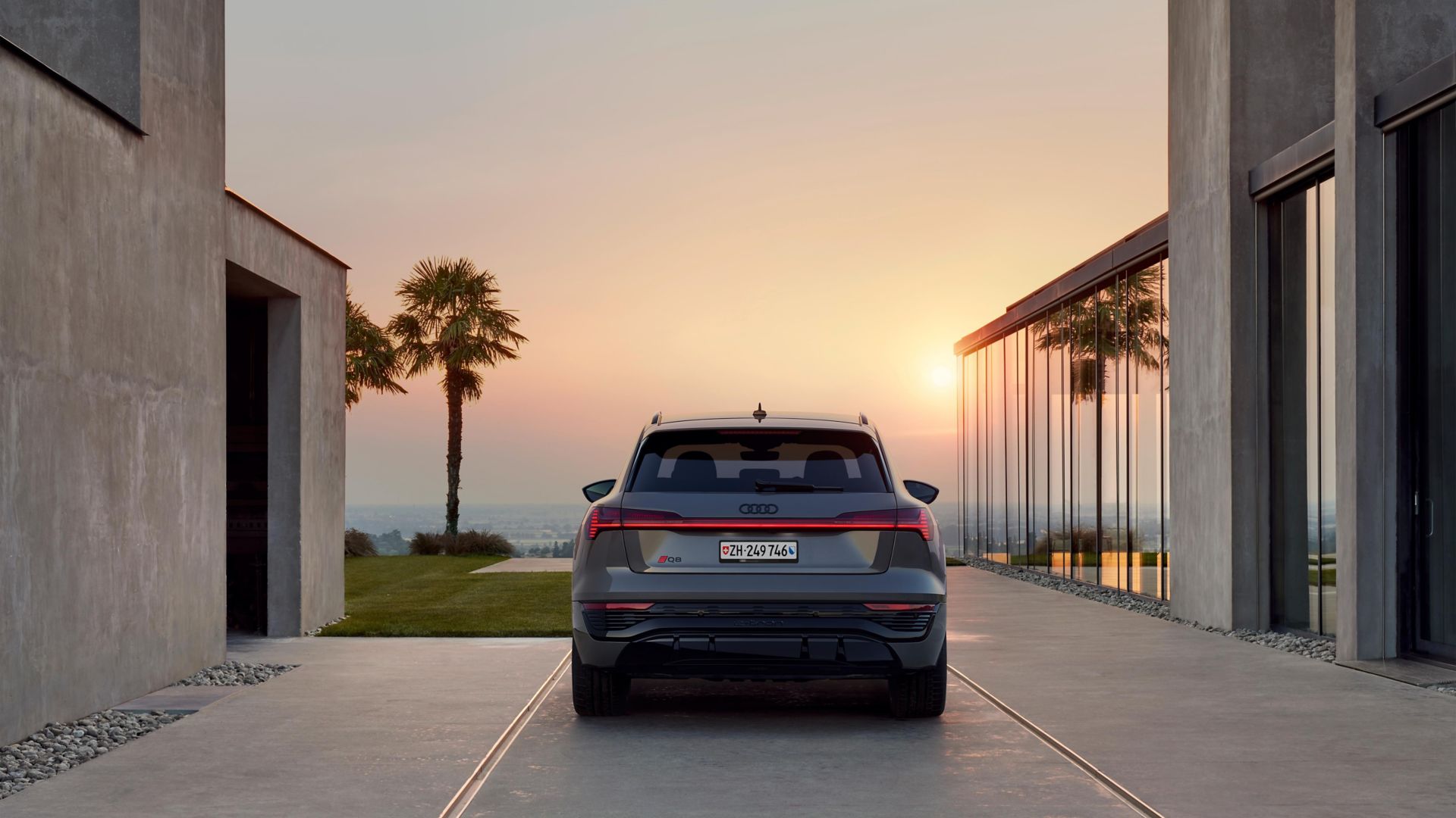 Audi e-tron vista laterale sulla strada