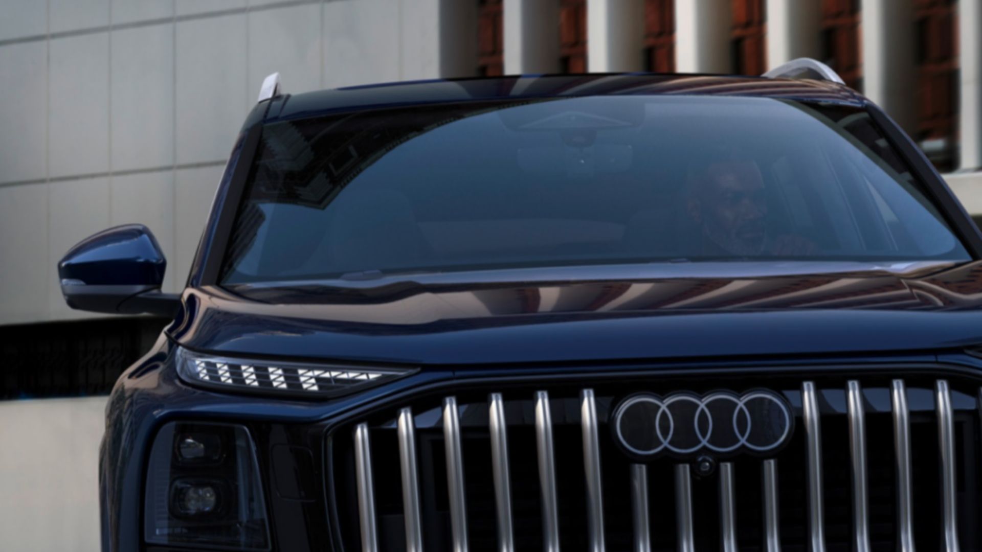 Blauer Audi Q7 Seitenansicht