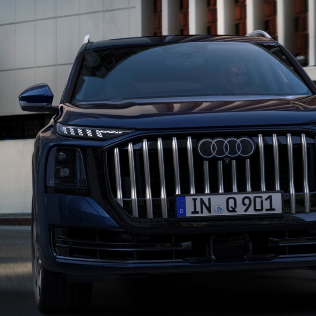 Blauer Audi Q9 Frontansicht