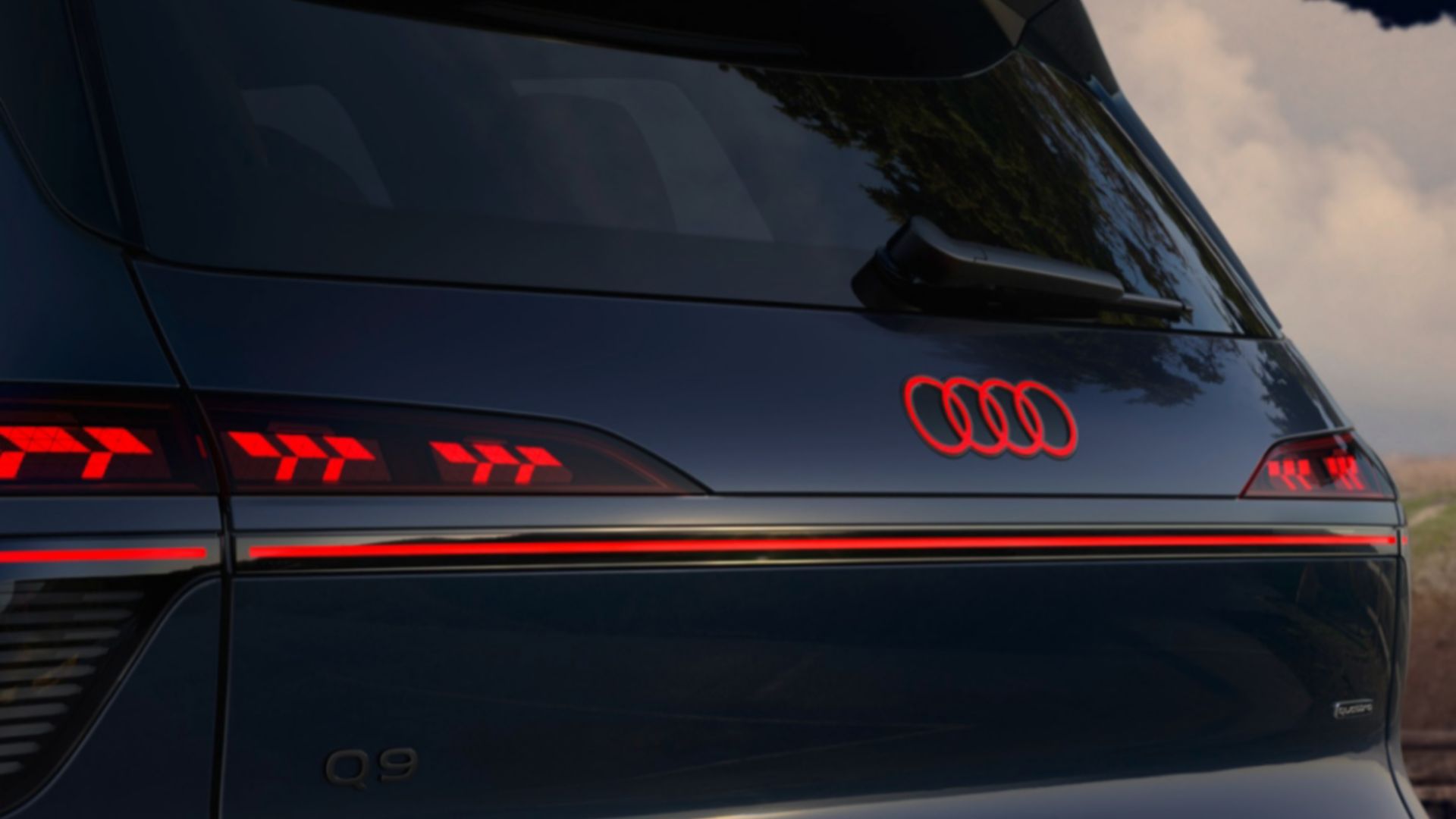 Blauer Audi Q9 Heckansicht nahe