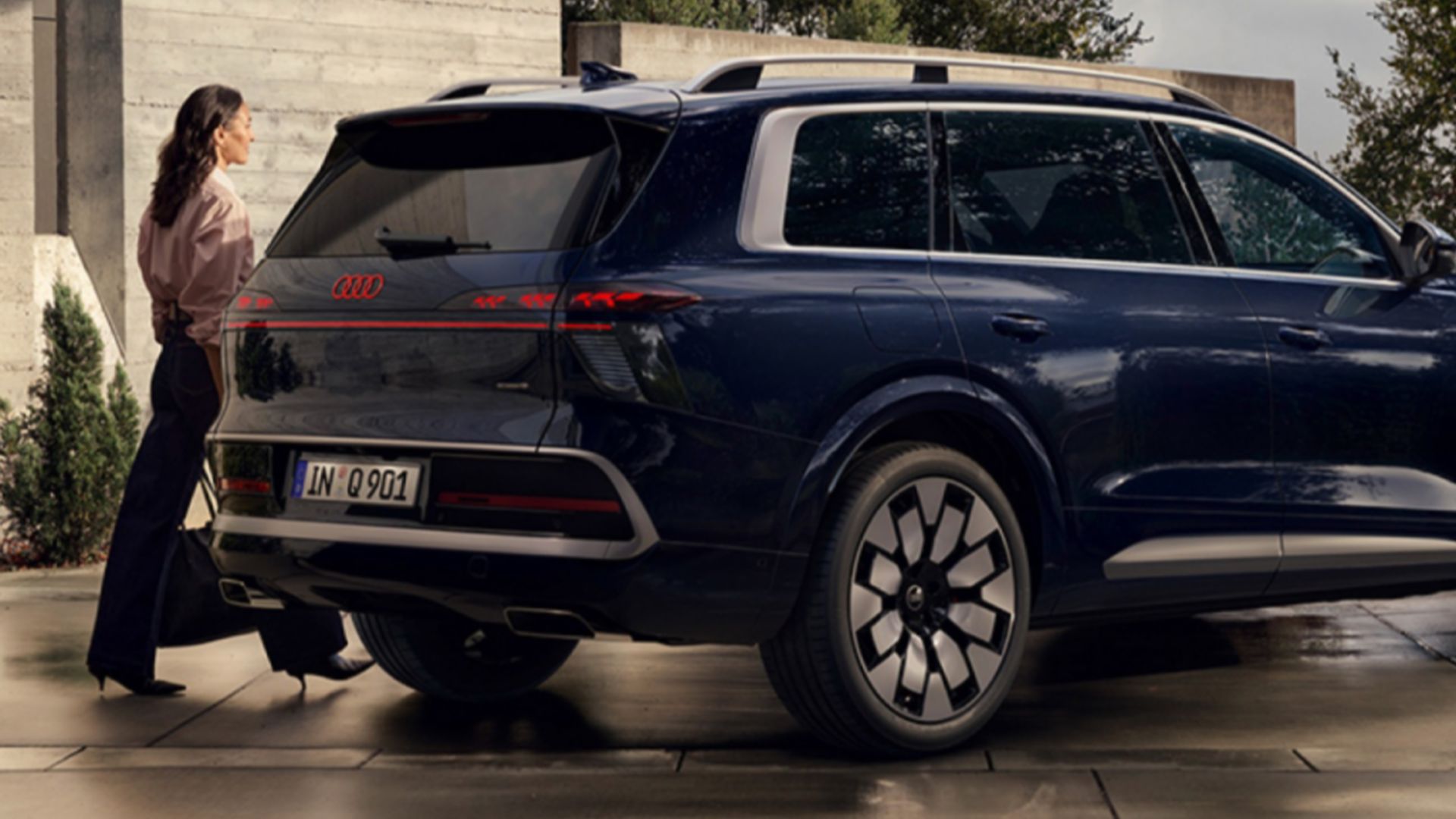 Blauer Audi Q9 Heckansicht