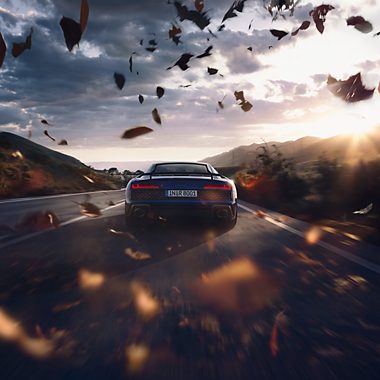 Audi R8 vista posteriore con foglie nel flusso d'aria