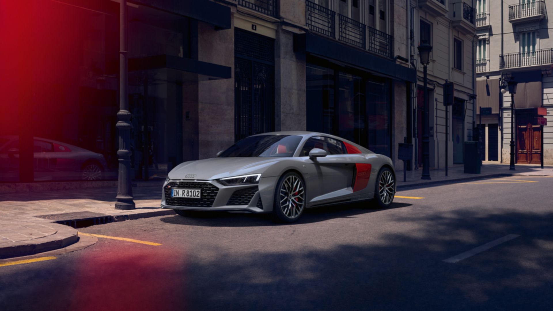 Audi R8 Coupé grigia in centro città 