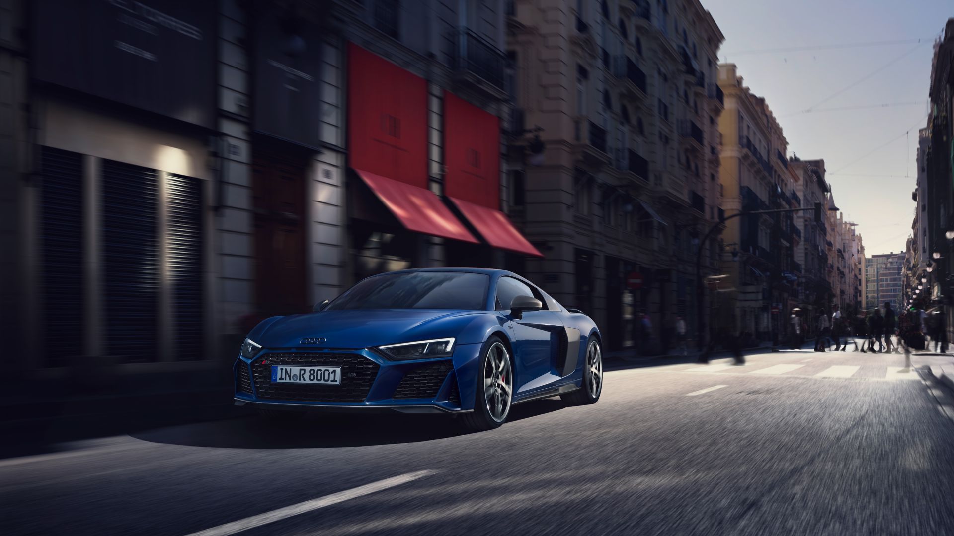 Audi QR8 Coupé in una strada del centro città