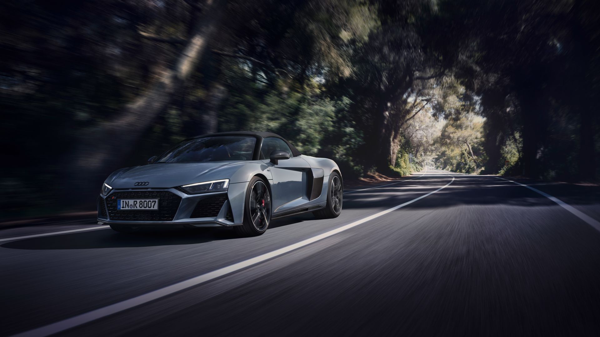 Audi R8 Spyder su una strada di campagna