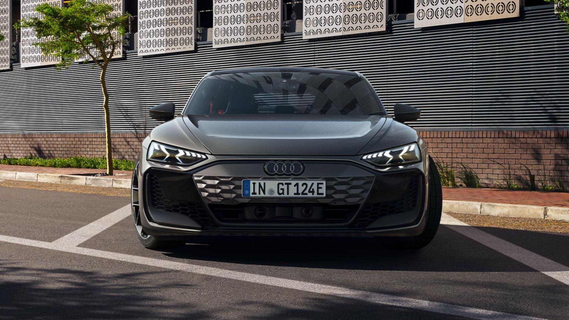 Schwarzer Audi RS e-tron GT Frontansicht auf einem Parkplatz vor einem Gebäude