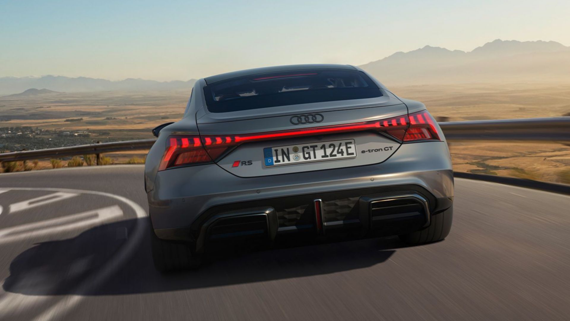 Grauer Audi RS e-tron GT Rückansicht auf einer Strasse