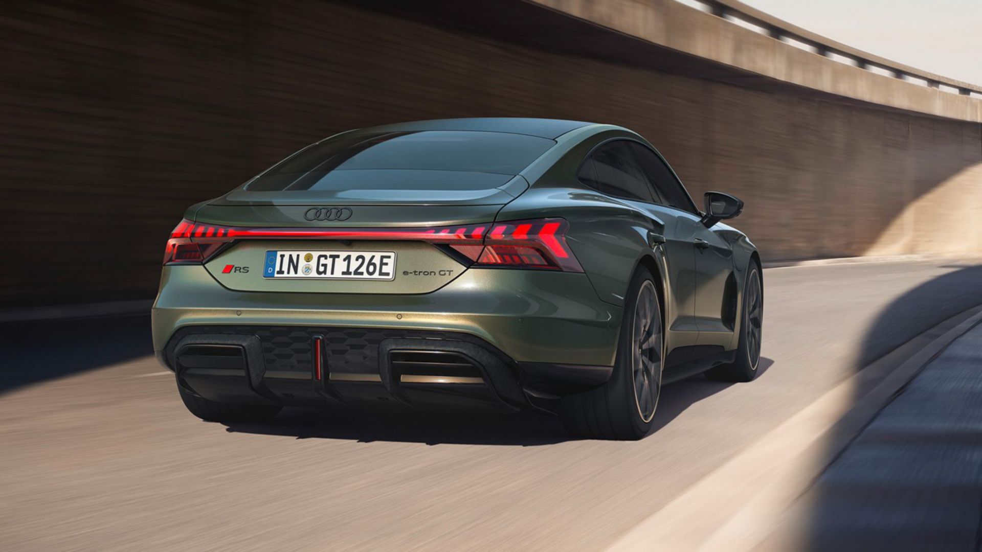 Grüner Audi RS e-tron GT performance auf der Strasse Rückansicht