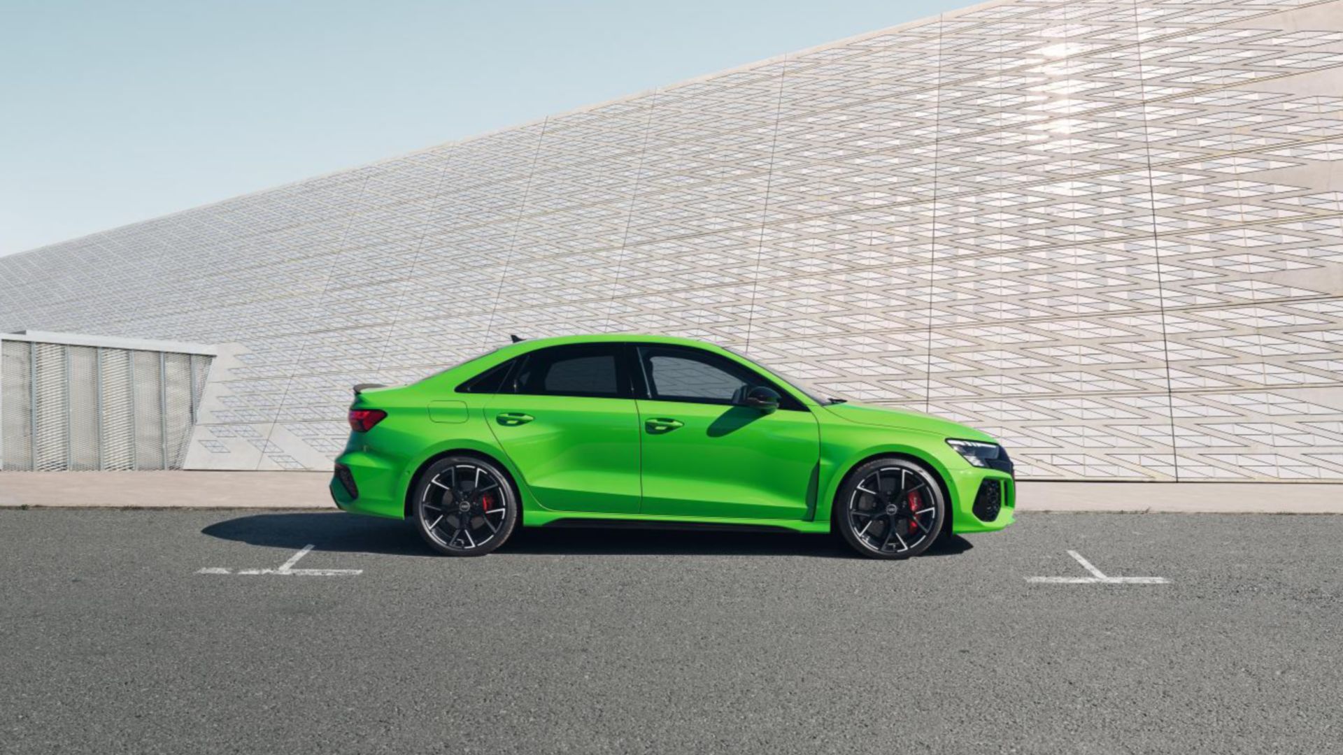 Grüner Audi RS 3 Sportback Seitenansicht auf der Strasse