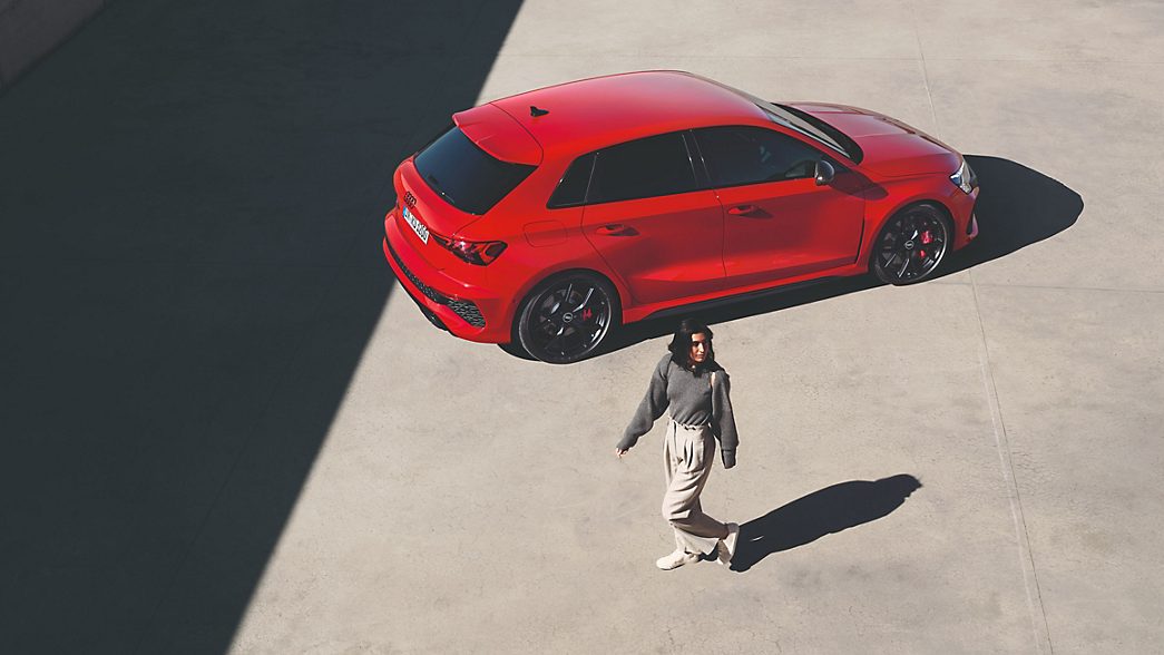 Roter Audi RS 3 Sportback seitliches Heck