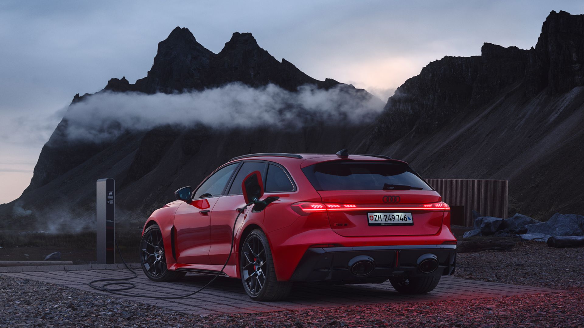 Grüner Audi RS 3 Sportback Seitenansicht auf der Strasse