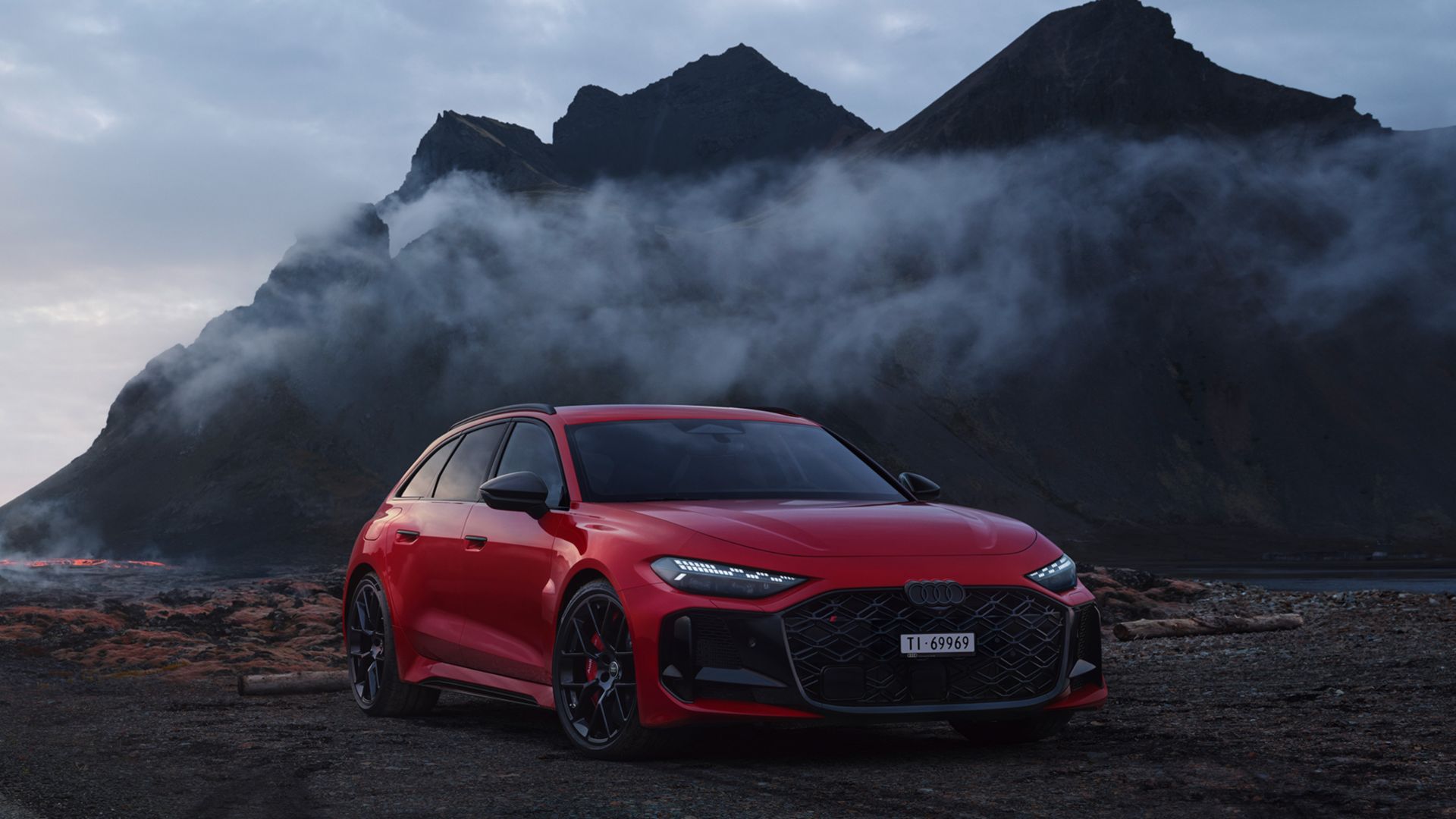 Grüner Audi RS 3 Sportback Frontansicht auf der Strasse