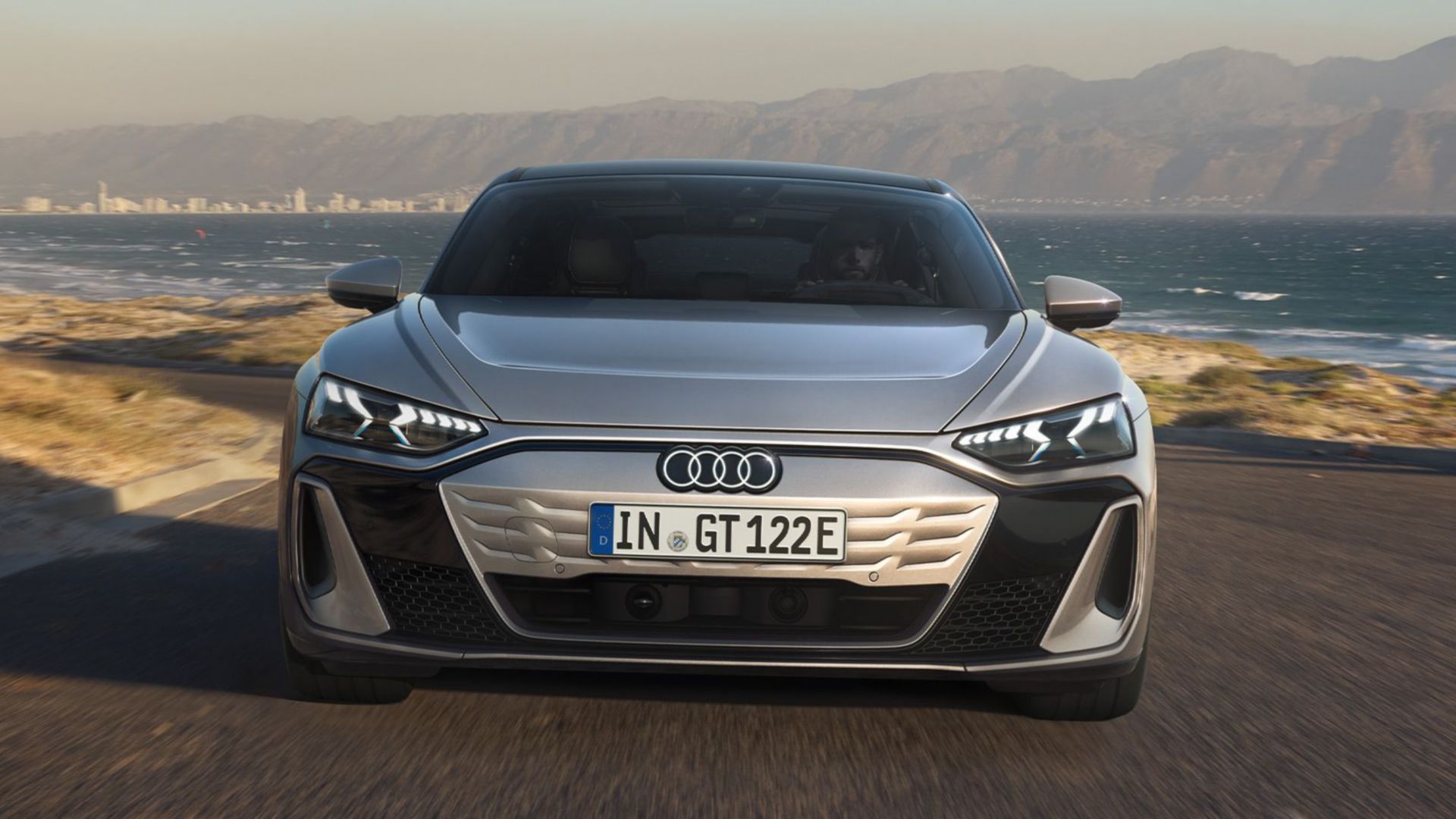 Grauer Audi S e-tron GT Frontansicht auf einer Küstenstrasse