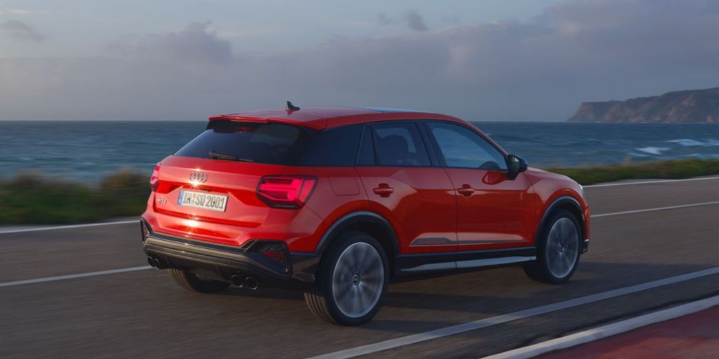 Audi SQ2 rouge vue latérale sur la route