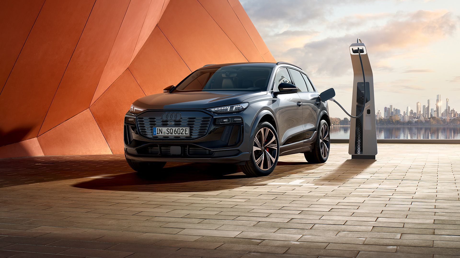 Audi SQ6 e-tron durante la ricarica
