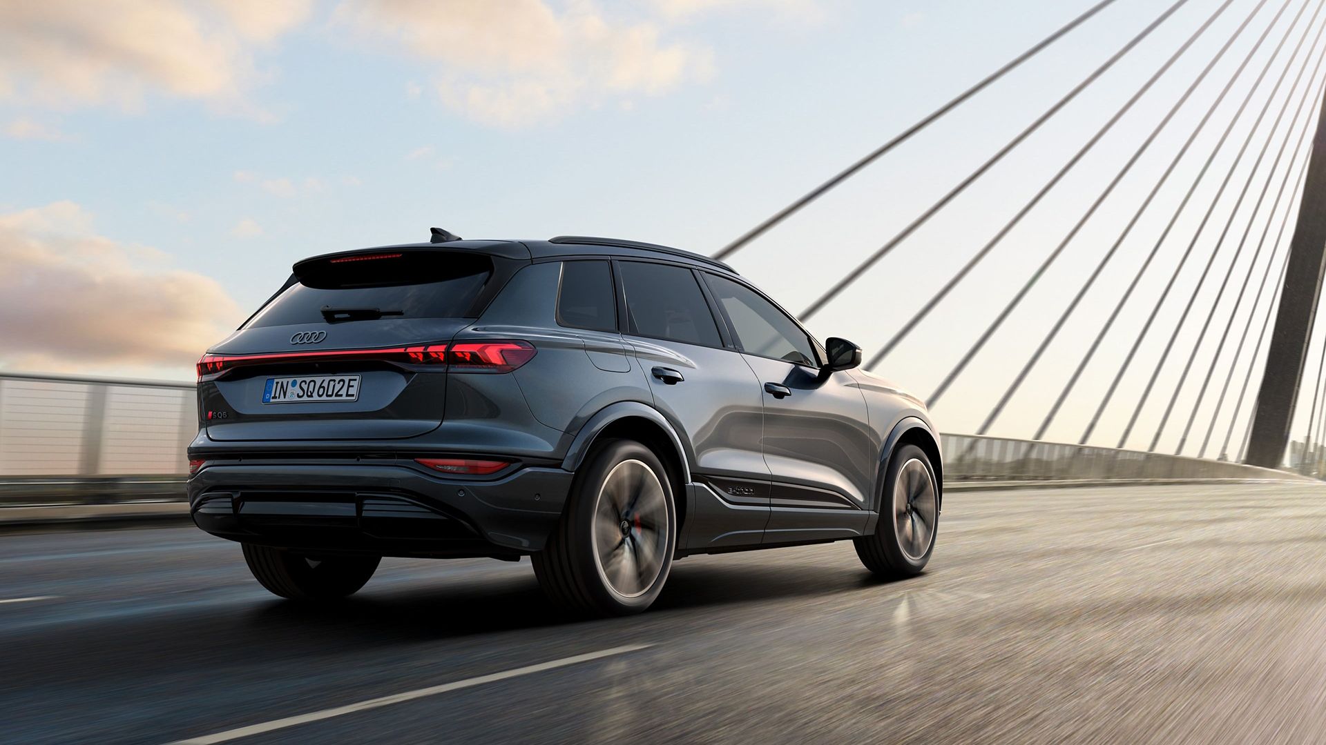 Audi SQ6 e-tron vista posteriore e laterale sulla strada
