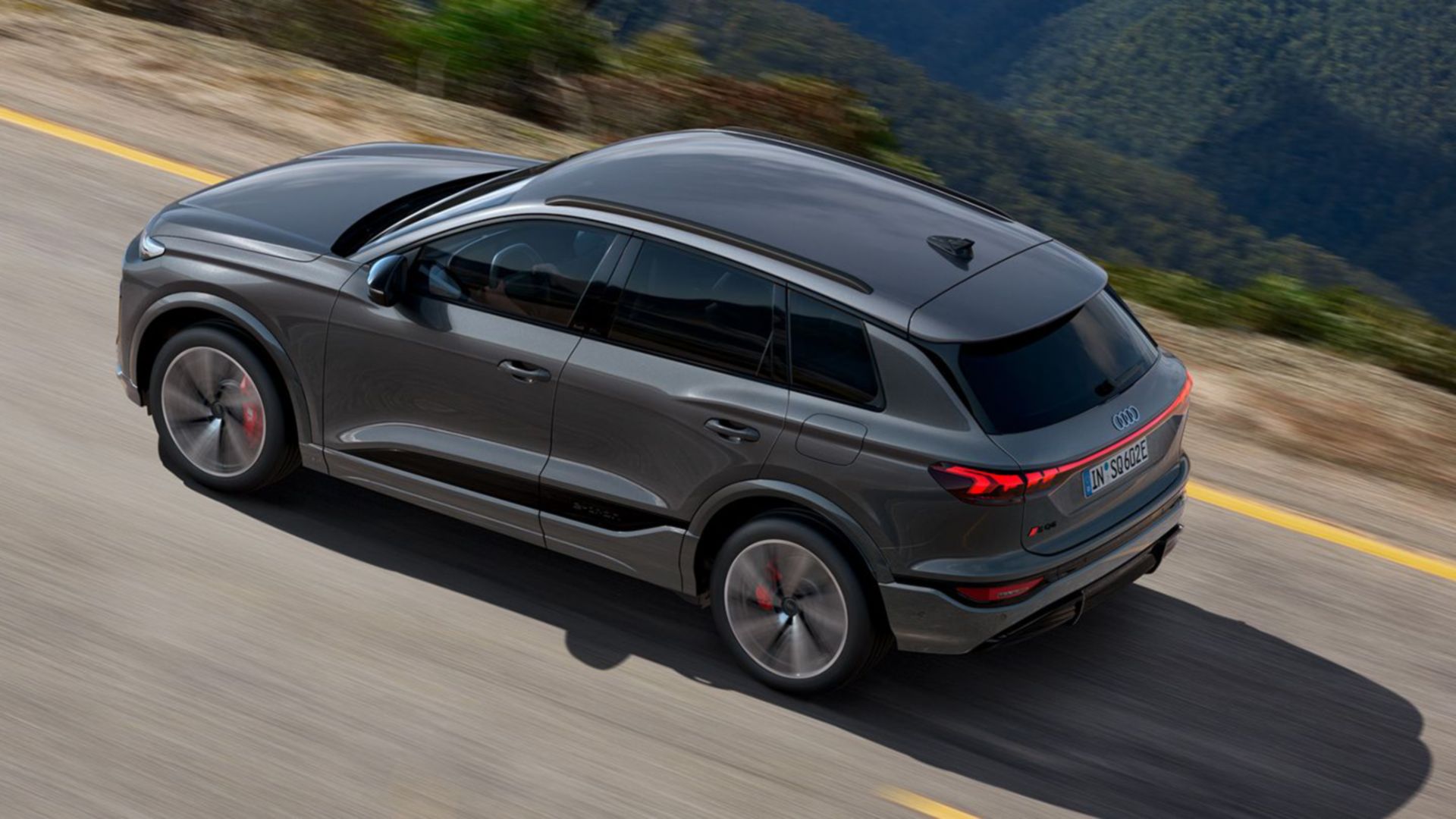 Audi SQ6 e-tron vista laterale dall'alto