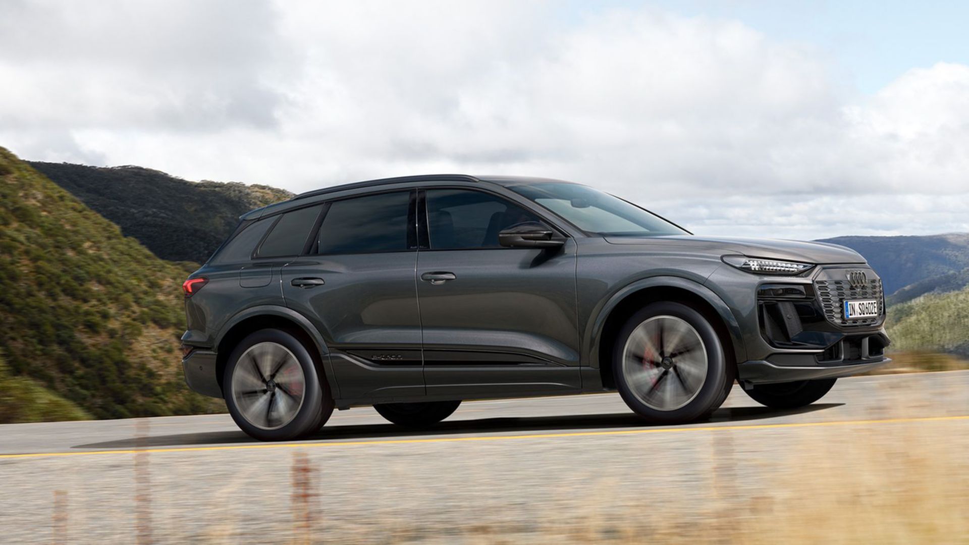 Vista laterale dell’Audi Q6 e-tron grigia