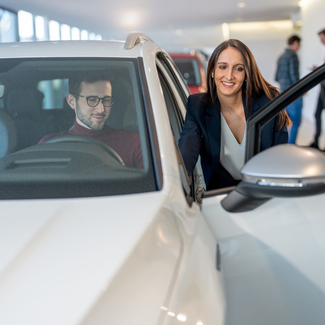 Automechatroniker bei Arbeit mit Rad