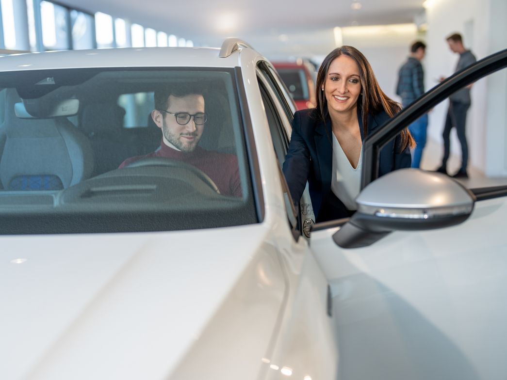 Frau verkauft ein Auto