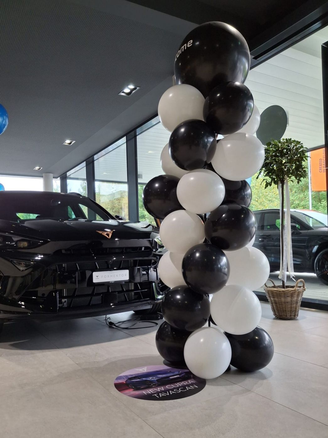 CUPRA Showroom mit Ballons
