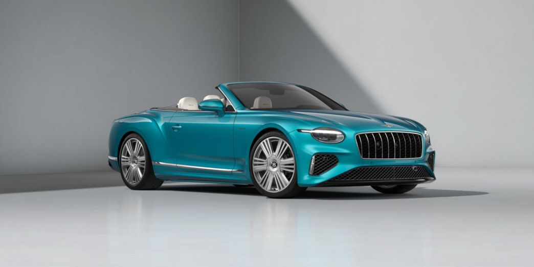 Grüner New Continental GTC Speed Seitenansicht auf einer Strasse